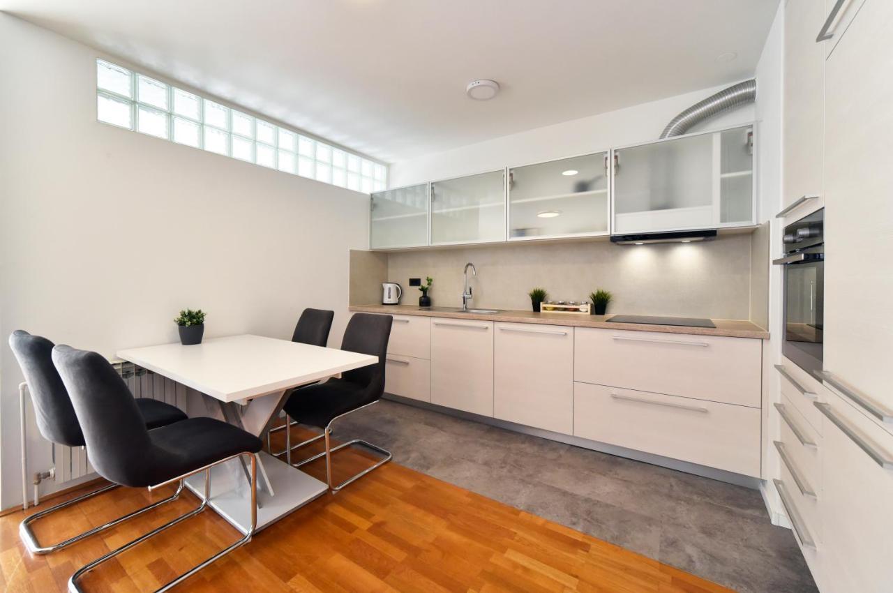 Lavir Apartment With Parking ซาเกร็บ ภายนอก รูปภาพ